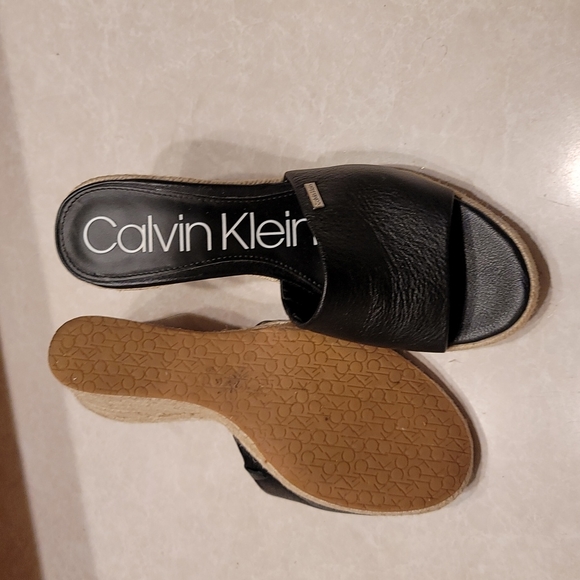 Calvin Klein - Picture 2 of 5